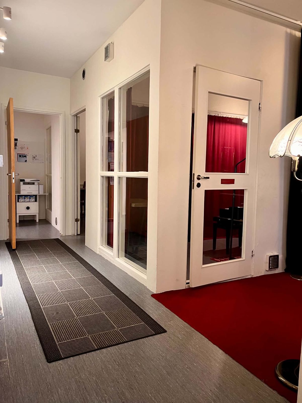 Hall med glasdörrar in till rummen
