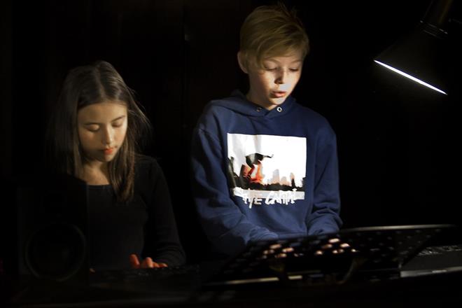 Två elever vid pianot